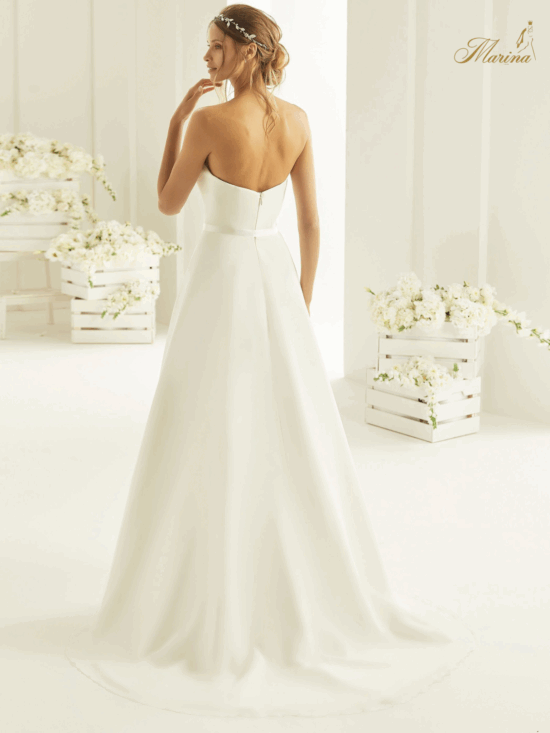 Robe prestige avec bustier en cœur en satin et mousseline avec ceinture en noeud.