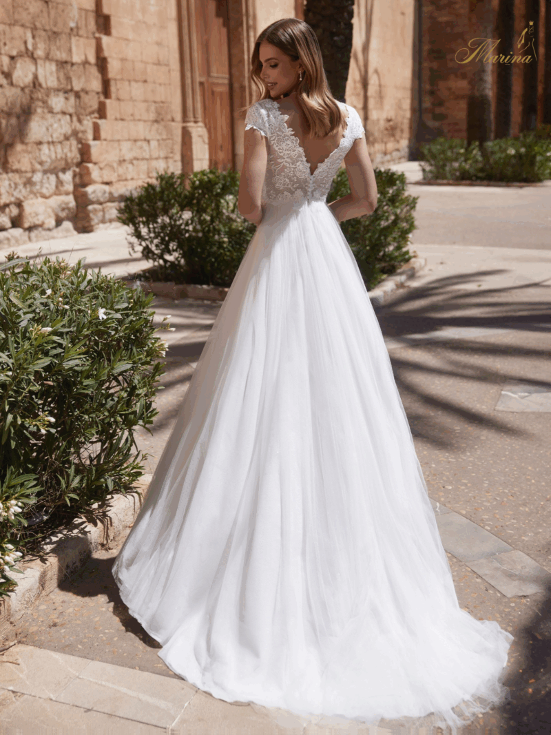 Robe en tulle avec dentelle.