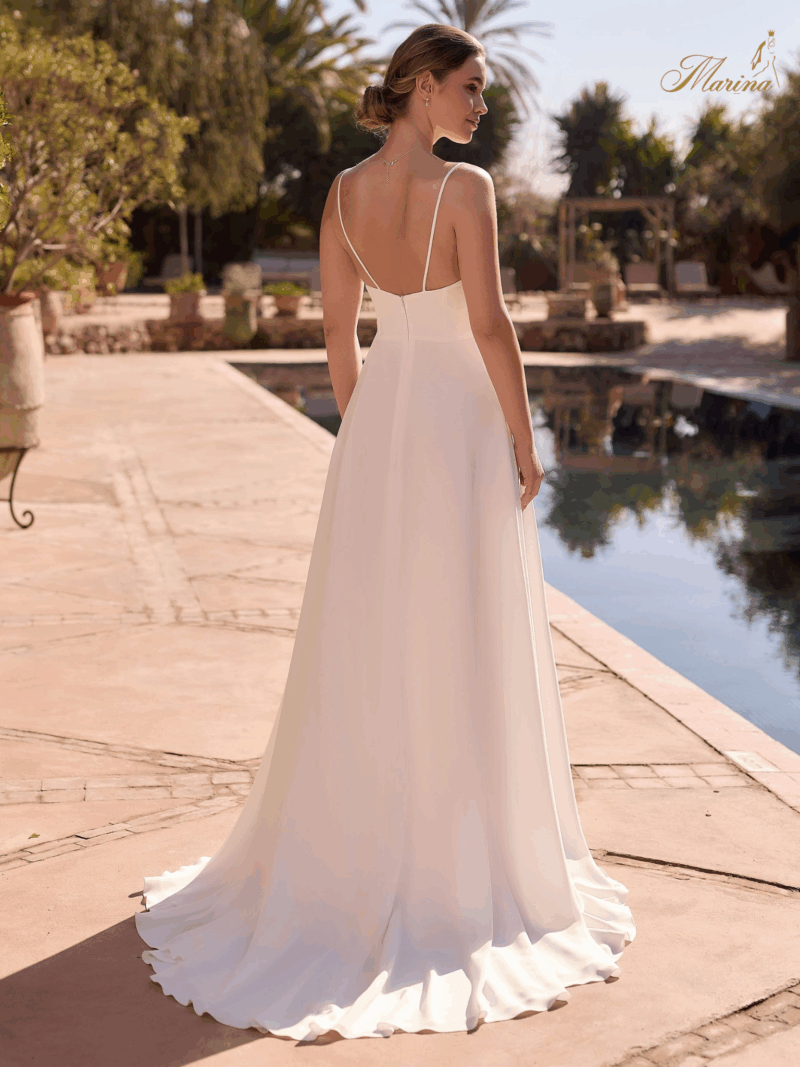 Robe prestige simple; avec bretelles fines, et fente