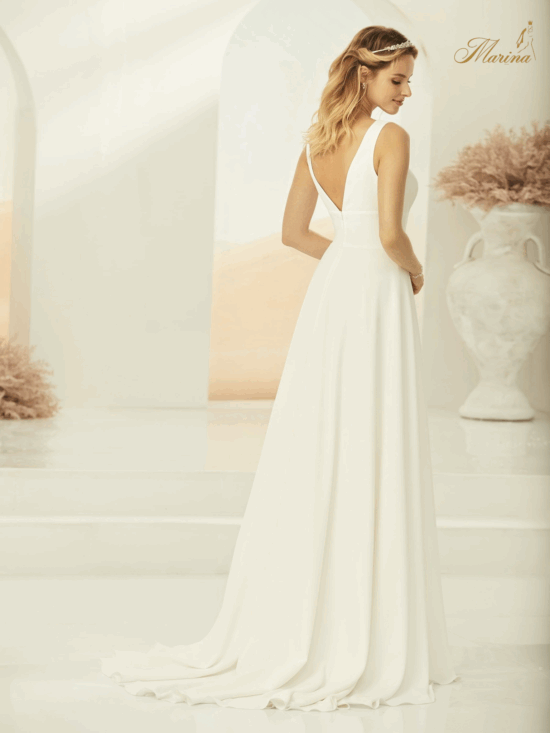 Robe fluide prestige et dos en V.
