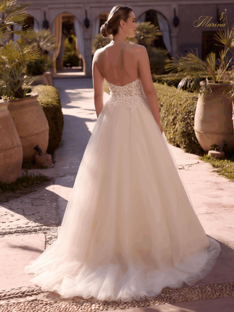 Robe princesse en bustier avec tulle et dentelle.