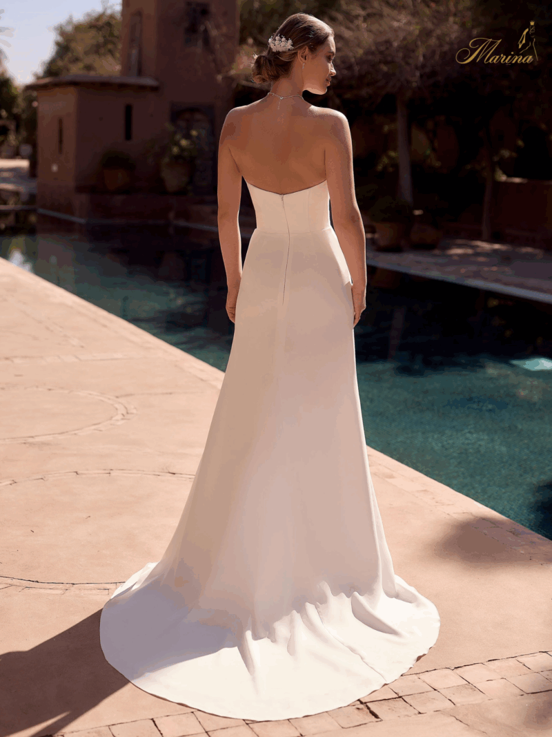 Robe mi-sirène en bustier simple en cœur avec armatures.