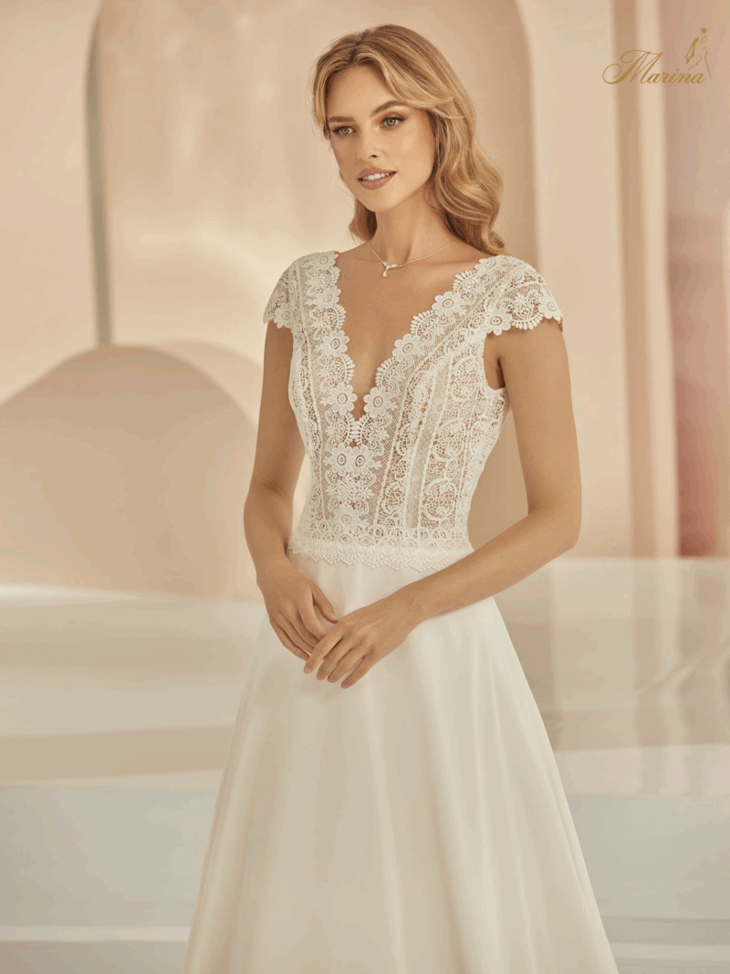 ROBE BOHÈME AVEC DENTELLE ET BAS FLUIDE