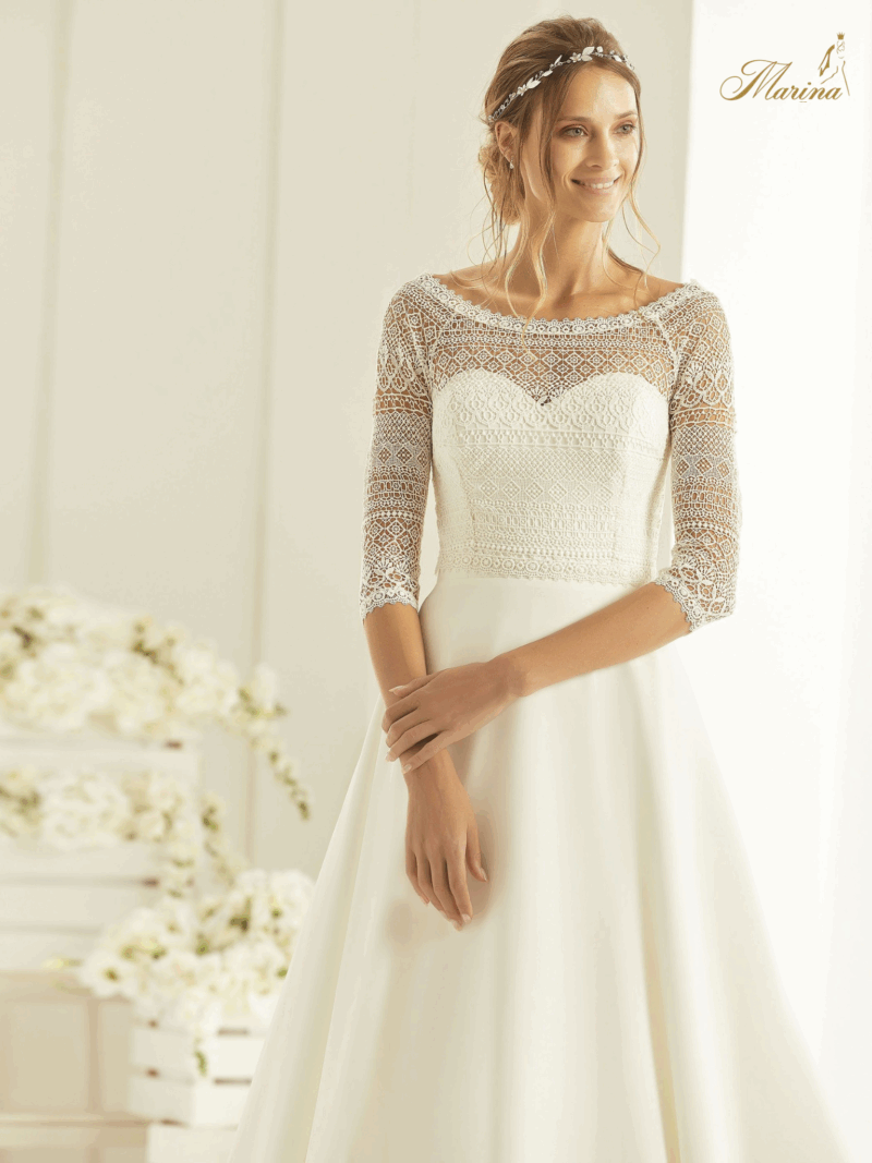 Robe prestige avec bustier en cœur en satin et mousseline avec ceinture en noeud.