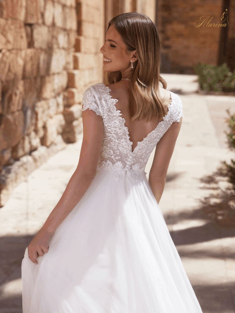 Robe en tulle avec dentelle.