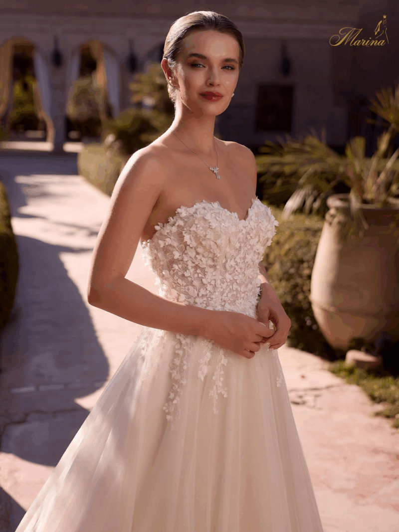 Robe princesse en bustier avec tulle et dentelle.