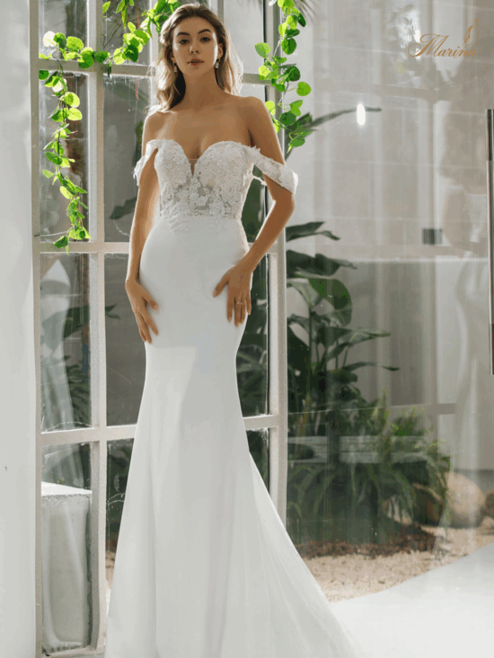 Robe sirène avec co bateau en dentelle.