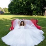 Robe princesse avec Strasses, bustier avec bretelles fines et dos à laçage, tu le à paillettes.