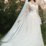 Robe princesse avec dentelles et manches en tulle.