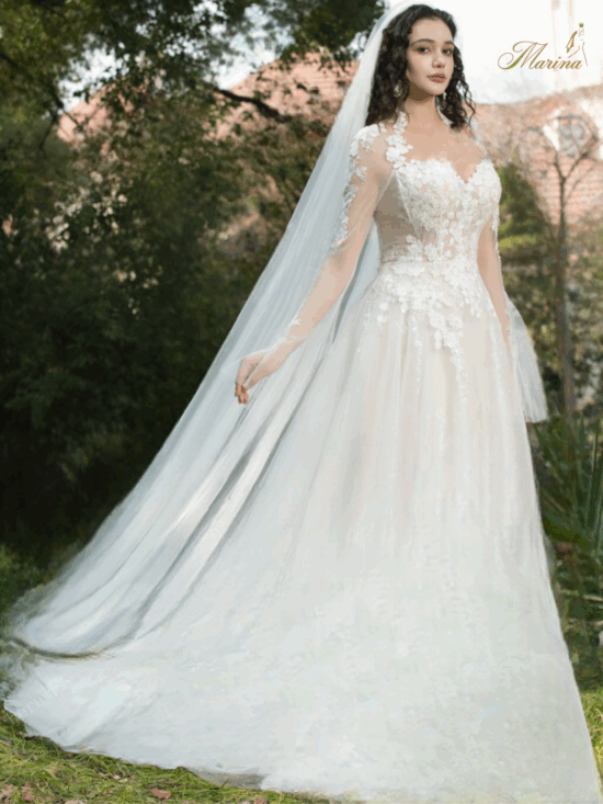 Robe princesse avec dentelles et manches en tulle.