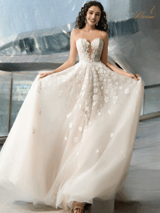 Robe bustier avec fleurs en tulle.