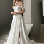 Robe princesse en satin avec col bateau en fleurs.