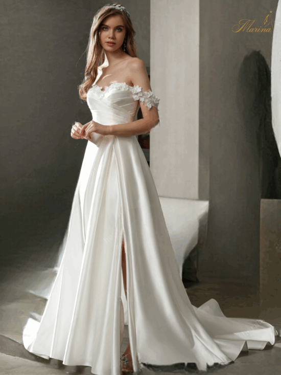 Robe princesse en satin avec col bateau en fleurs.