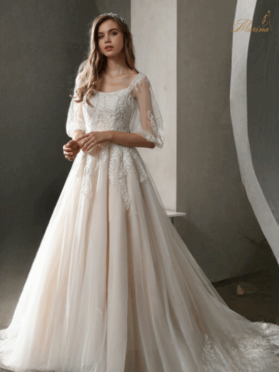 Robe princesse en tulle avec manches.