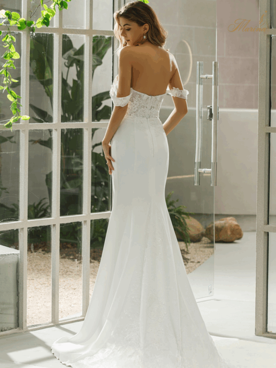 Robe sirène avec co bateau en dentelle.