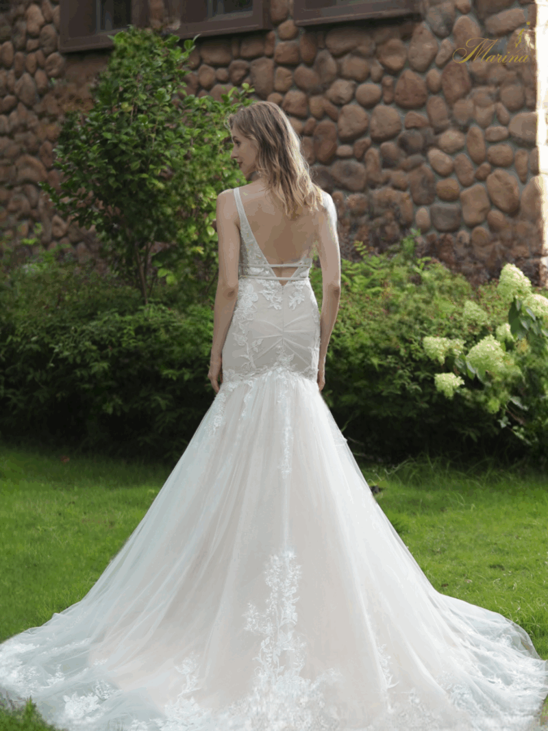 Robe sirène en tulle avec fleurs.