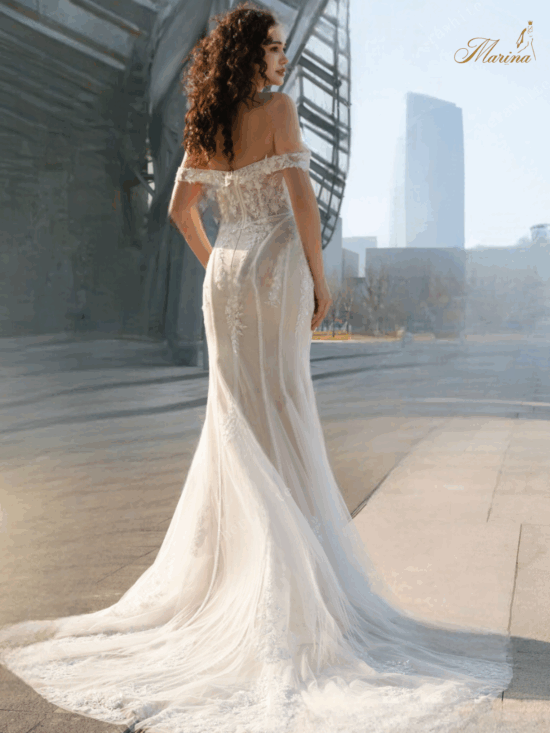 Robe sirène avec tulle et paillettes avec surjupe.
