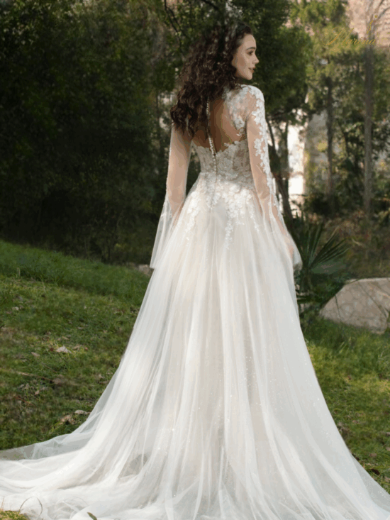 Robe princesse avec dentelles et manches en tulle.