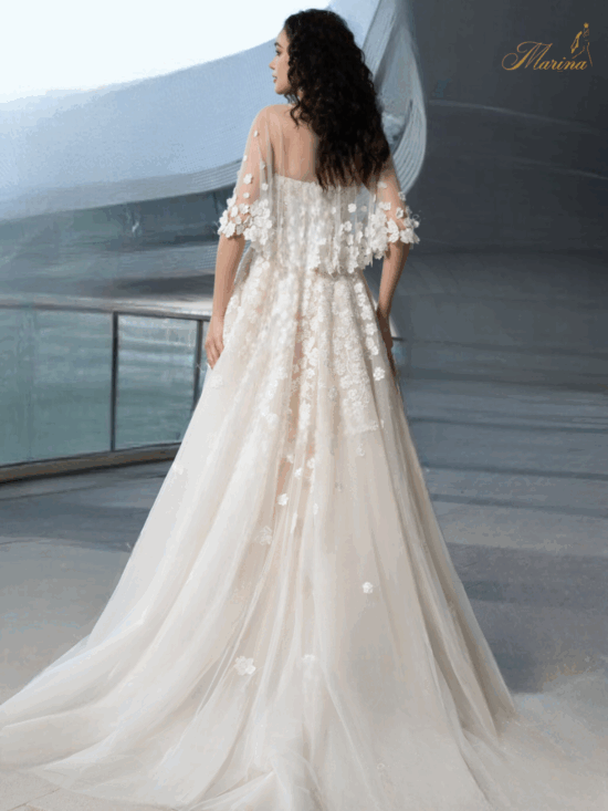 Robe bustier avec fleurs en tulle.