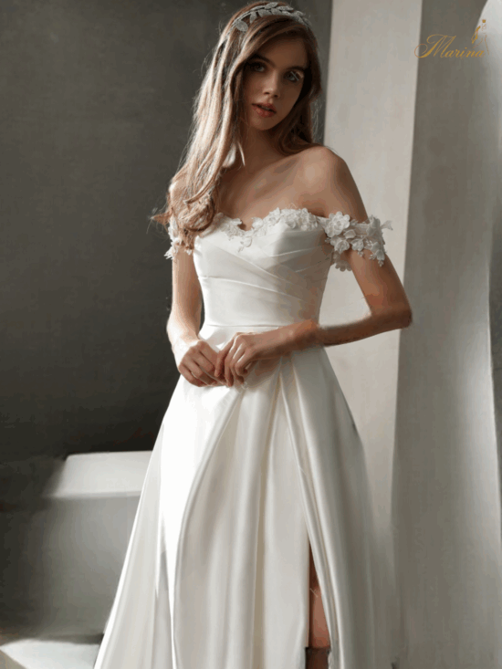 Robe princesse en satin avec col bateau en fleurs.