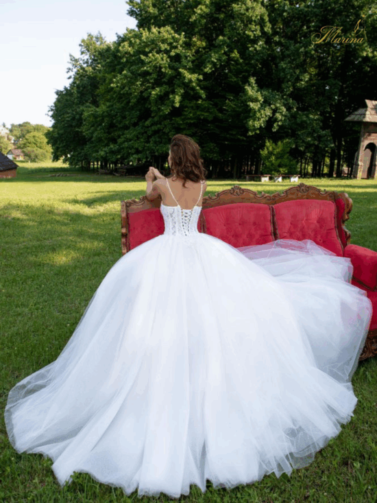 Robe princesse avec Strasses, bustier avec bretelles fines et dos à laçage, tu le à paillettes.