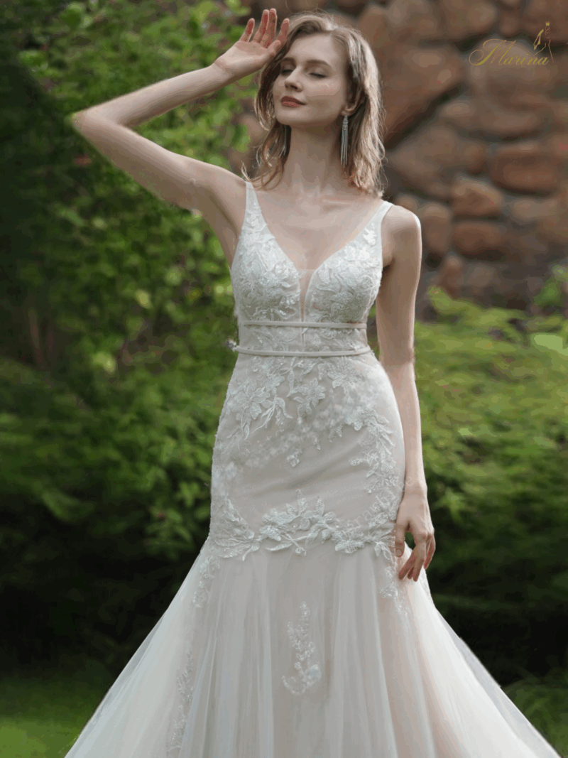 Robe sirène en tulle avec fleurs.