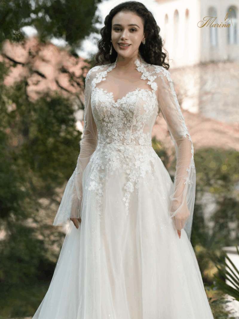 Robe princesse avec dentelles et manches en tulle.