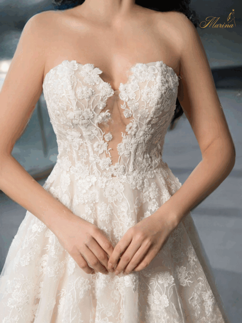 Robe bustier avec fleurs en tulle.