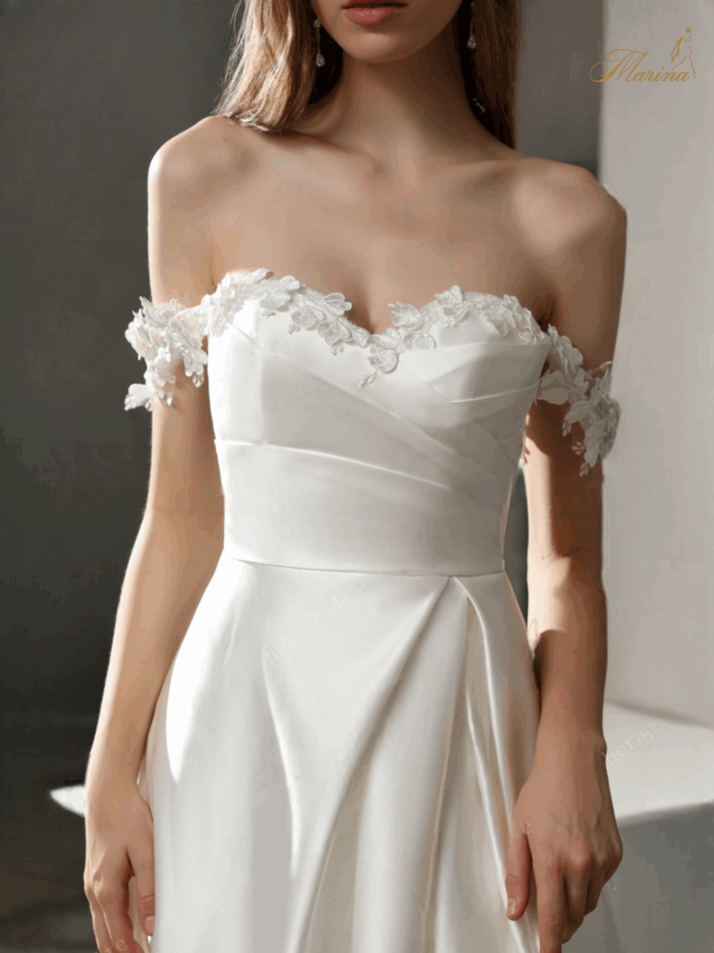 Robe princesse en satin avec col bateau en fleurs.