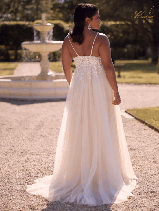 ROBE BRETELLES FINES AVEC DENTELLE ET BAS EN TULLE