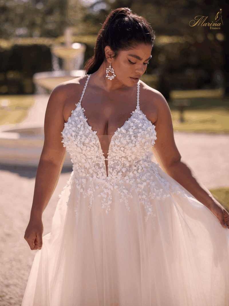 ROBE BRETELLES FINES AVEC DENTELLE ET BAS EN TULLE