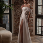 ROBE EN SATIN AVEC COL BATEAU ET FENTE