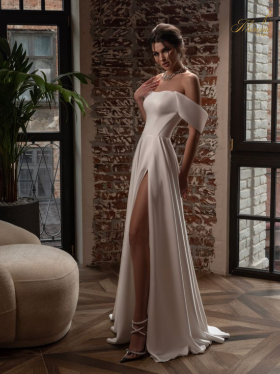 ROBE EN SATIN AVEC COL BATEAU ET FENTE