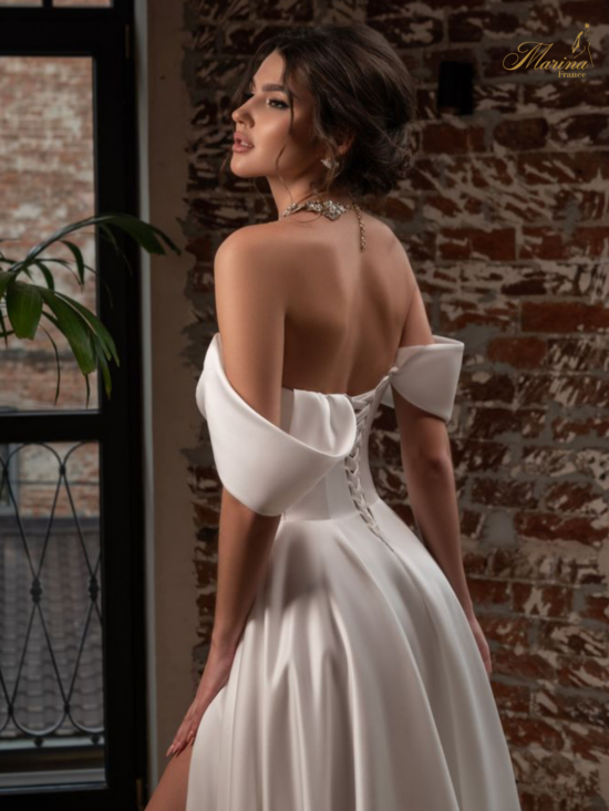 ROBE EN SATIN AVEC COL BATEAU ET FENTE