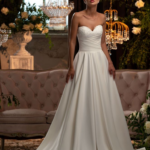 ROBE EN SATIN AVEC BUSTIER EN CŒUR ET STRASSES