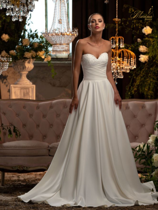 ROBE EN SATIN AVEC BUSTIER EN CŒUR ET STRASSES