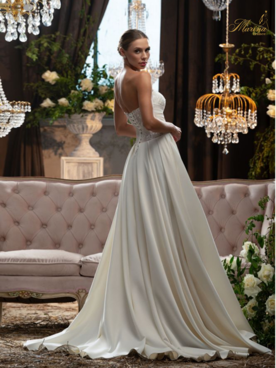 ROBE EN SATIN AVEC BUSTIER EN CŒUR ET STRASSES