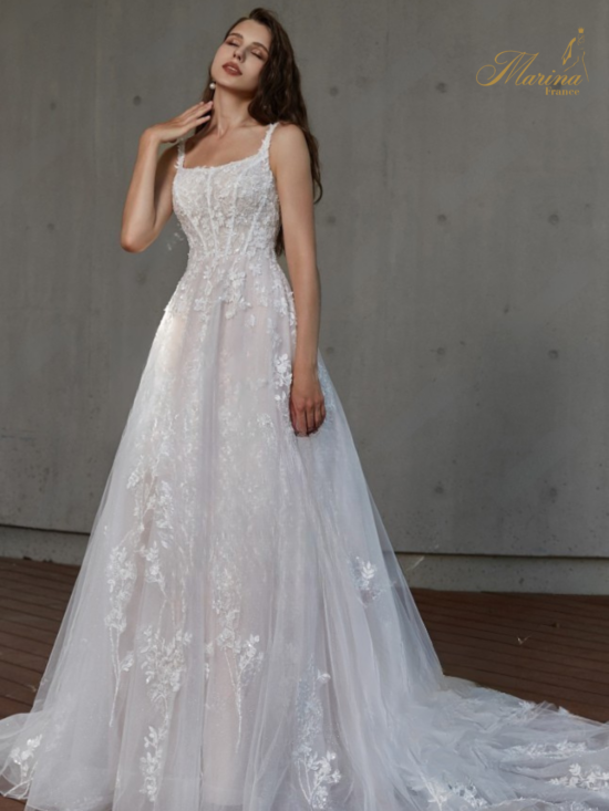 Robe princesse à bretelles.