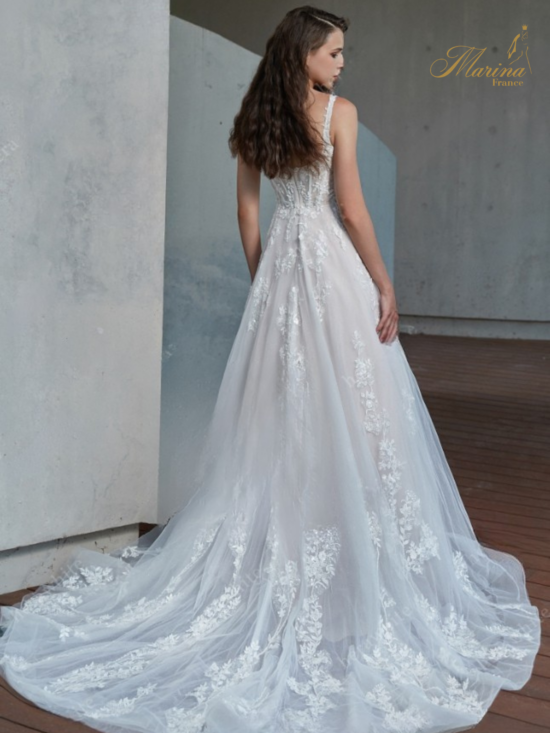 Robe princesse à bretelles.