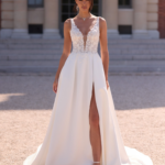 Robe en satin avec dentelle et fente