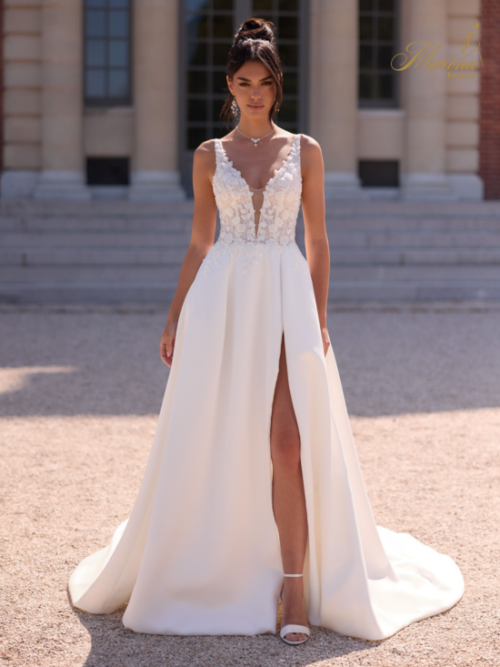 Robe en satin avec dentelle et fente