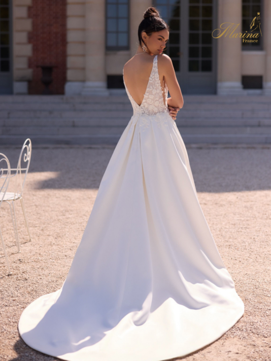 Robe en satin avec dentelle et fente