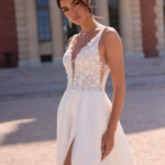 Robe en satin avec dentelle et fente