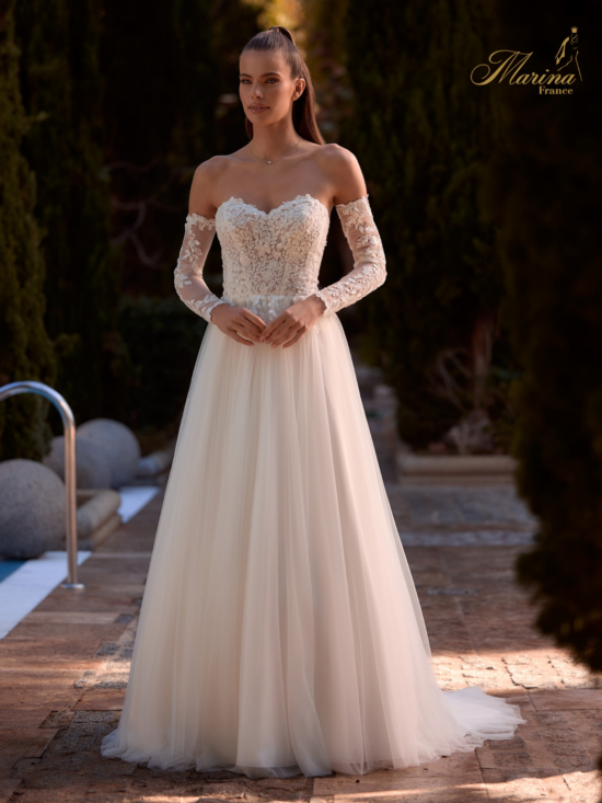 Robe bustier en cœur avec manches et dentelle, bas en tulle.