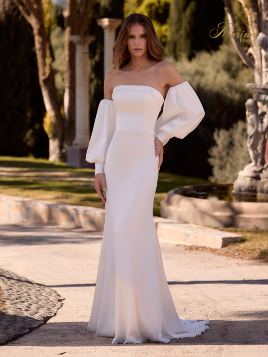 ROBE BUSTIER DROIT SIRÈNE ET MANCHES, EN SATIN.