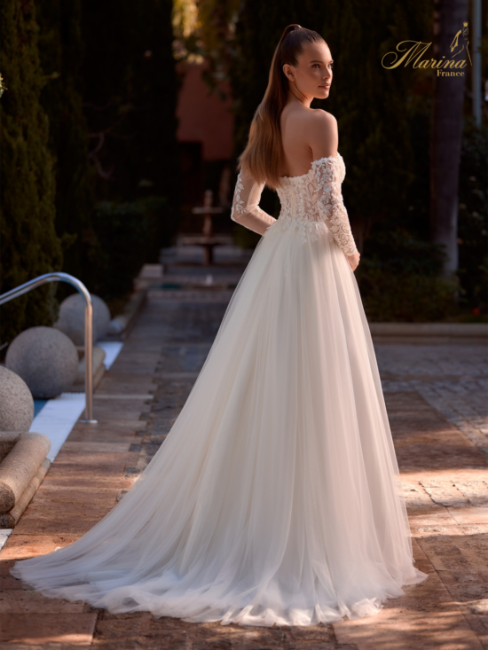 Robe bustier en cœur avec manches et dentelle, bas en tulle.