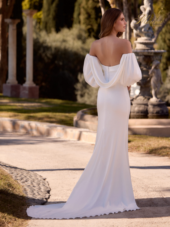 ROBE BUSTIER DROIT SIRÈNE ET MANCHES, EN SATIN.